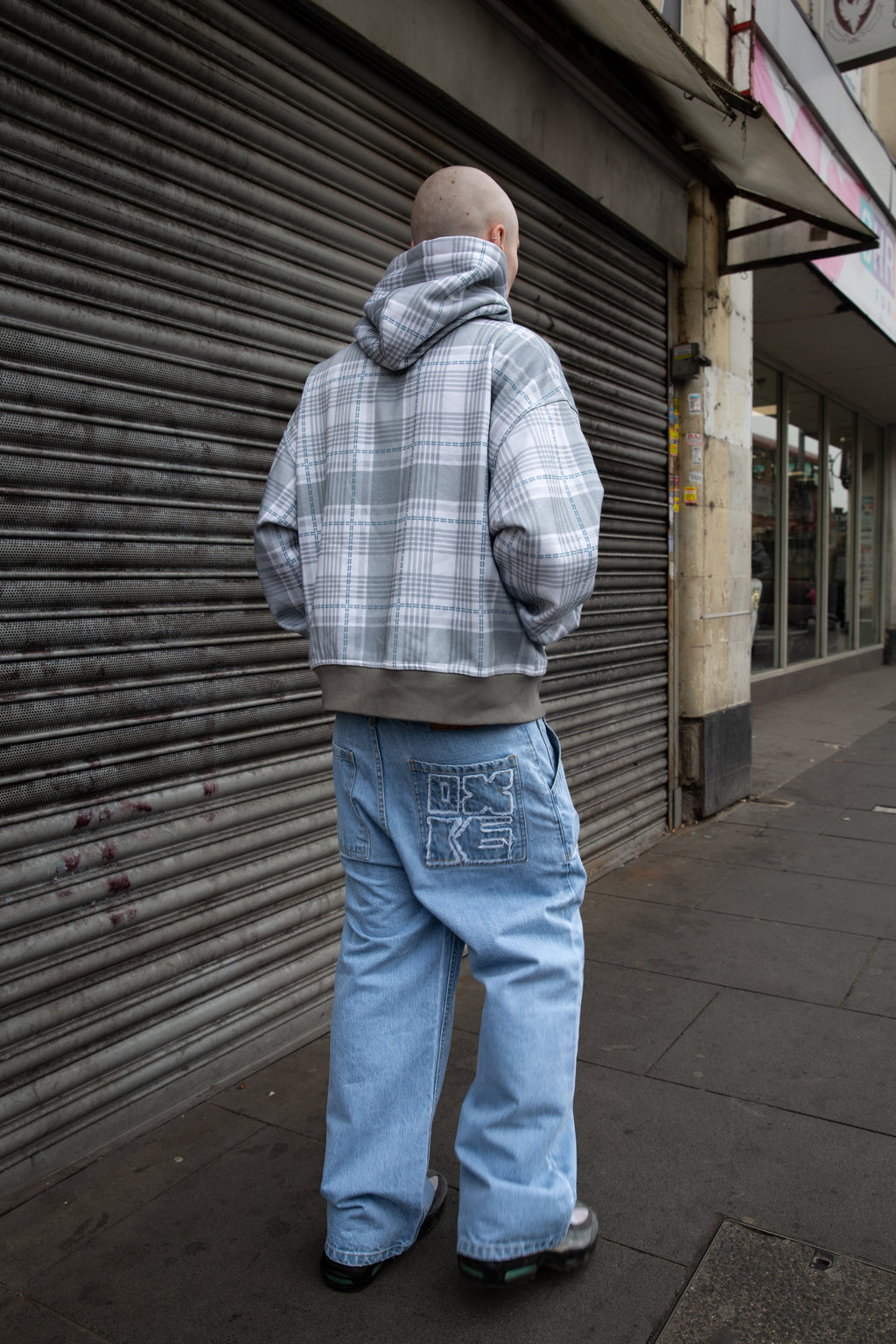 DISTRESSED SIGNATURE DENIM