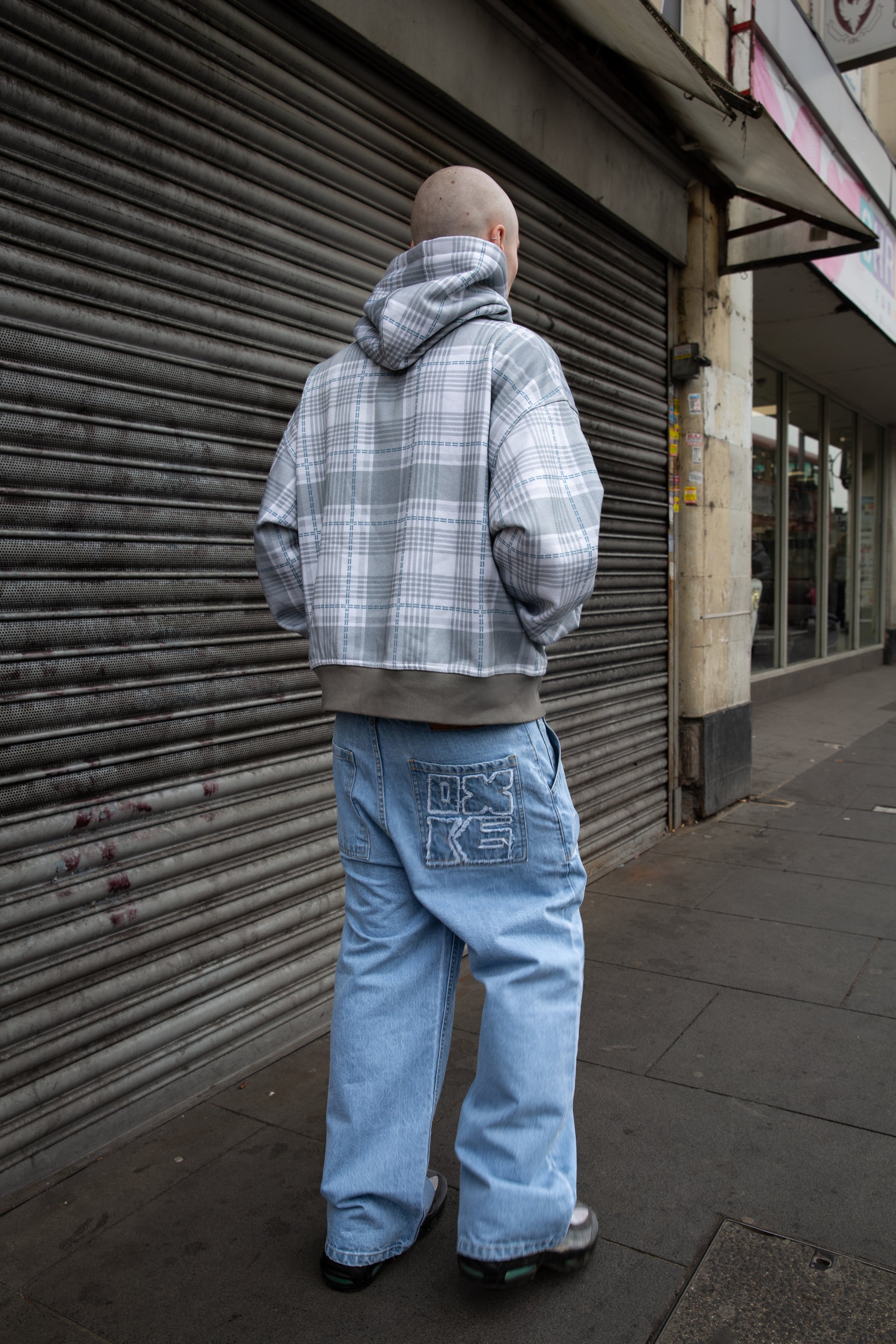DISTRESSED SIGNATURE DENIM
