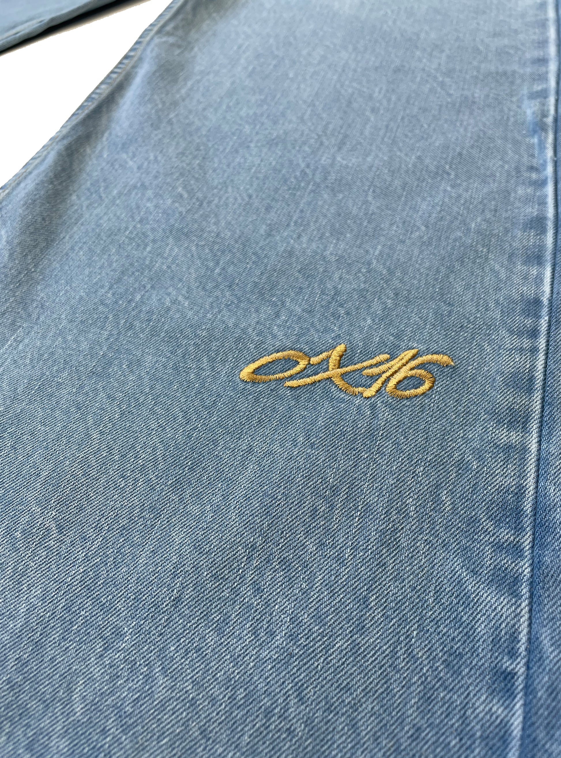 DISTRESSED SIGNATURE DENIM